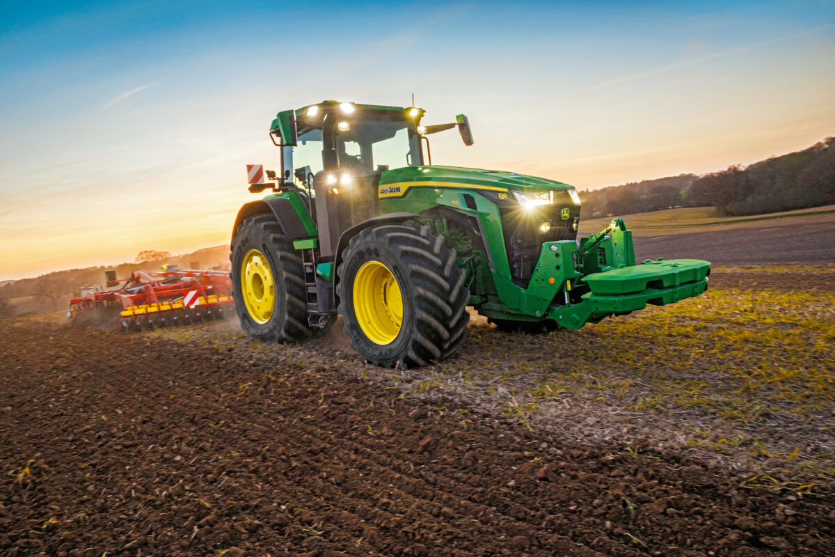John Deere esittelee päivitetyt 8R-, 8RT- ja 8RXtraktorit280–410